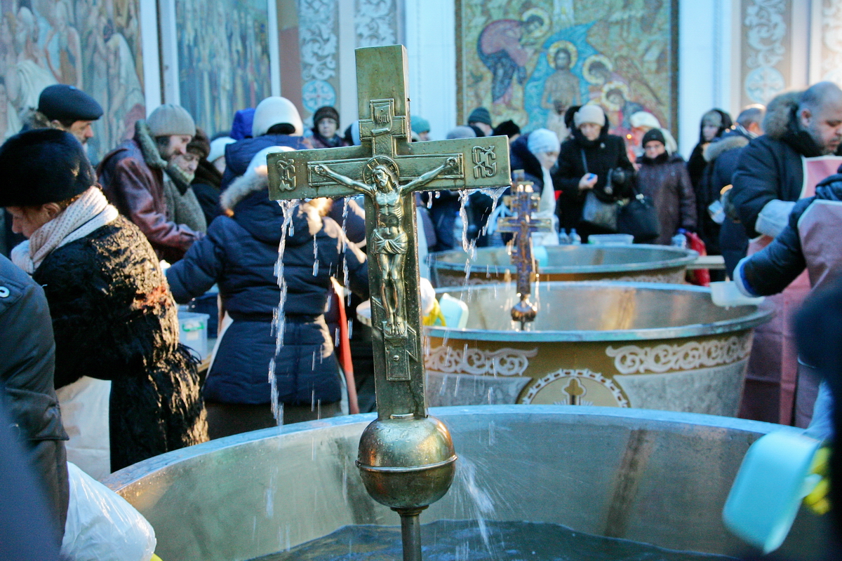 Дали святую воду. Крещенские купания в Новоиерусалимском монастыре. Освящение воды в храме. Крещение в церкви. Святая Крещенская вода.